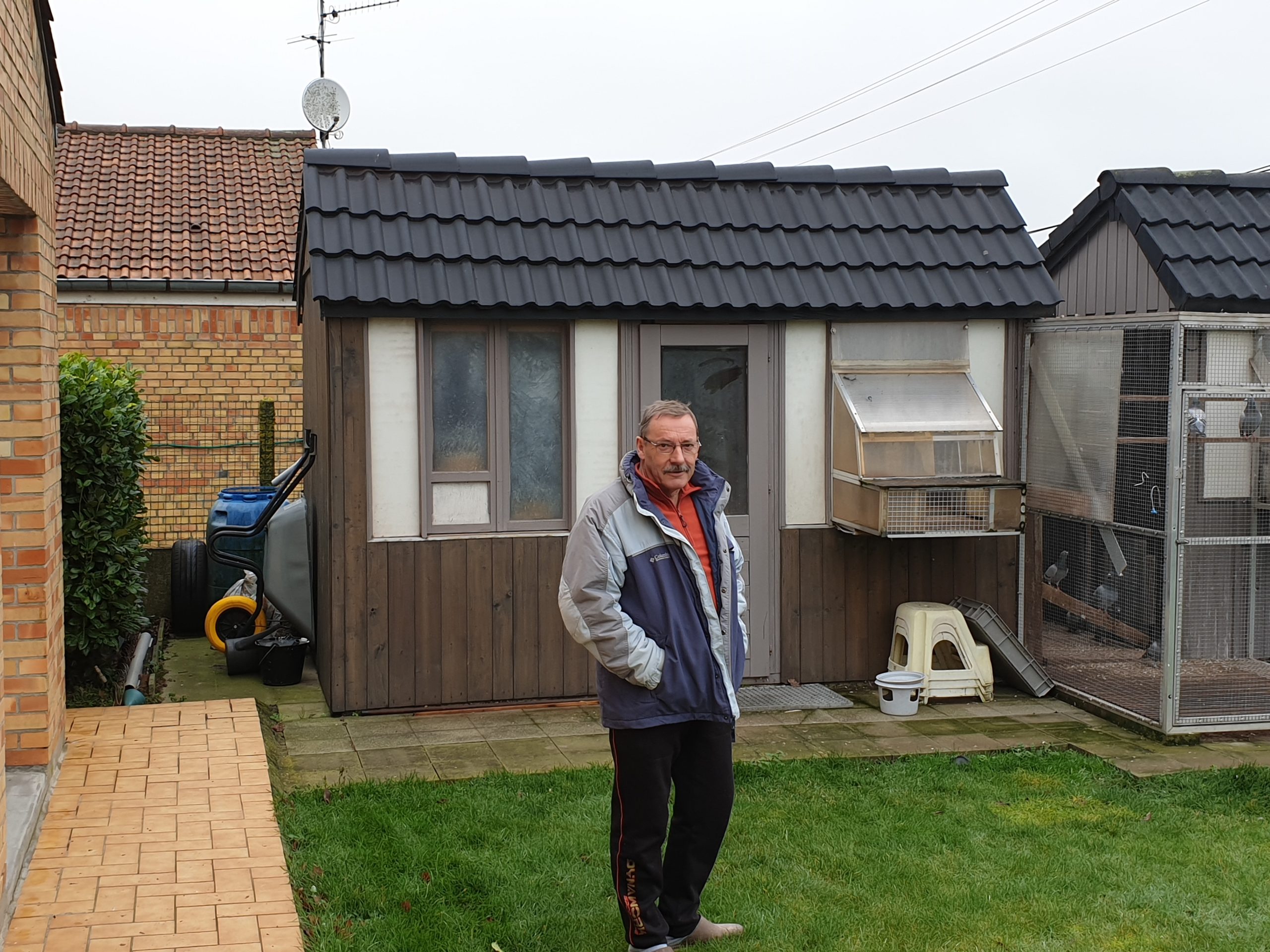 Devant le colombier de jeu