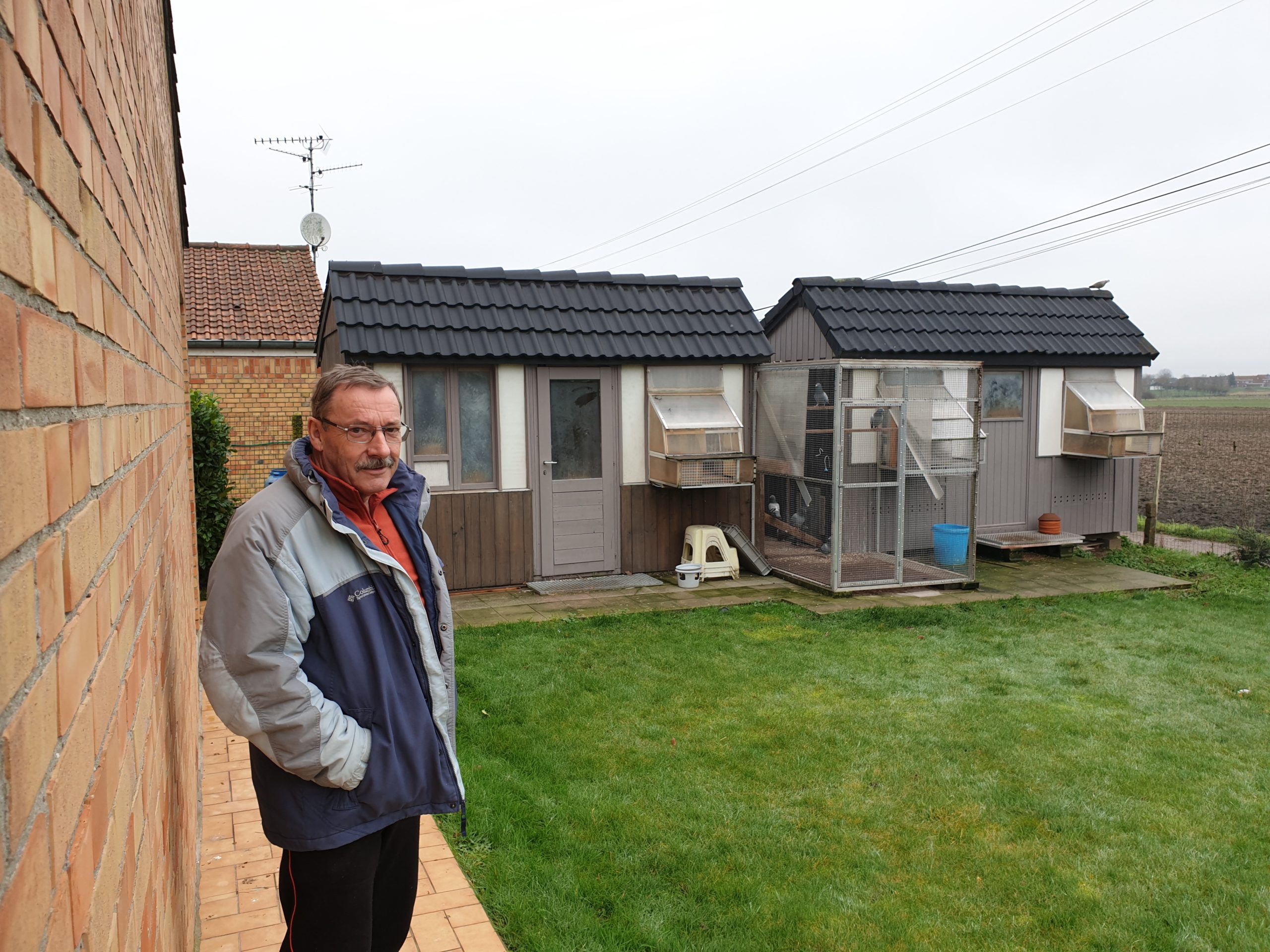 Bruno devant ses colombiers